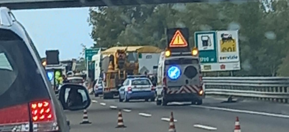 Foto d'archivio Tragico frontale tra un'auto e un camion sulla Statale del Brennero: un morto